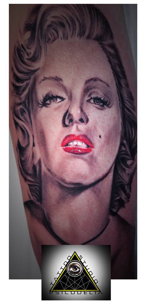 Tatuaje de Marylin Monroe con los labios rojos