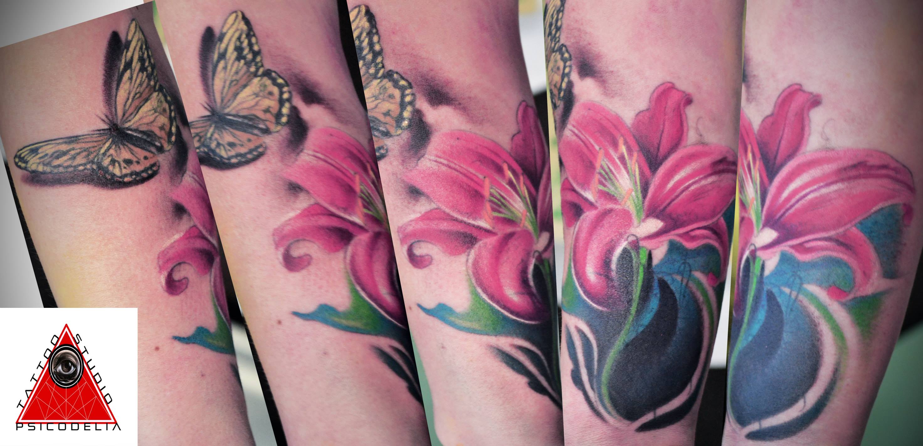 Tatuaje de una flor y una mariposa