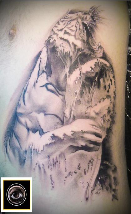 Tatuaje de un tigre saliendo del agua en el pecho