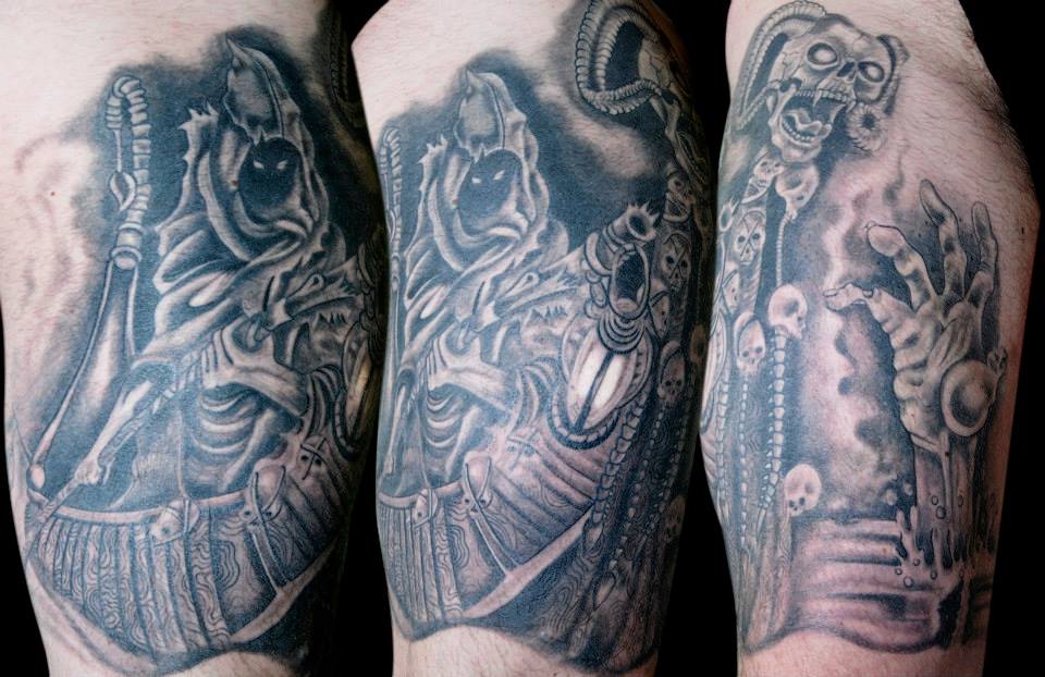 Tatuaje de la muerte y una mano ahogándose