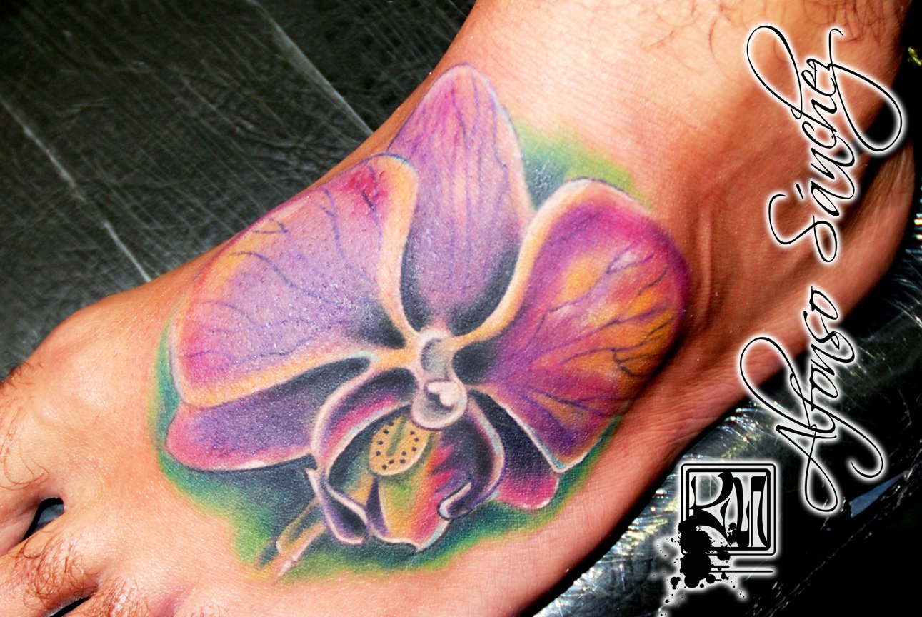 Tatuaje de una flor en el pie de un hombre