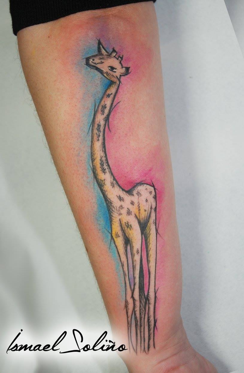 Tatuaje de una jirafa a color en el antebrazo