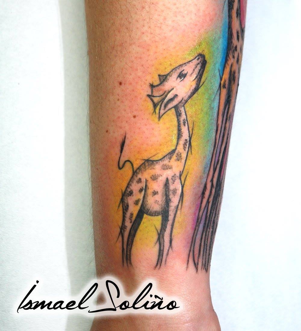 Tatuaje de una jirafa bebé