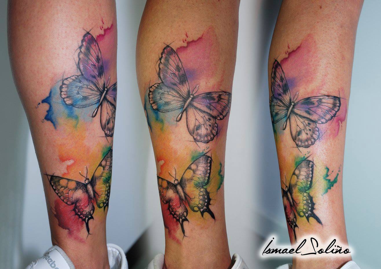 Tatuaje de mariposas con manchas de pintura