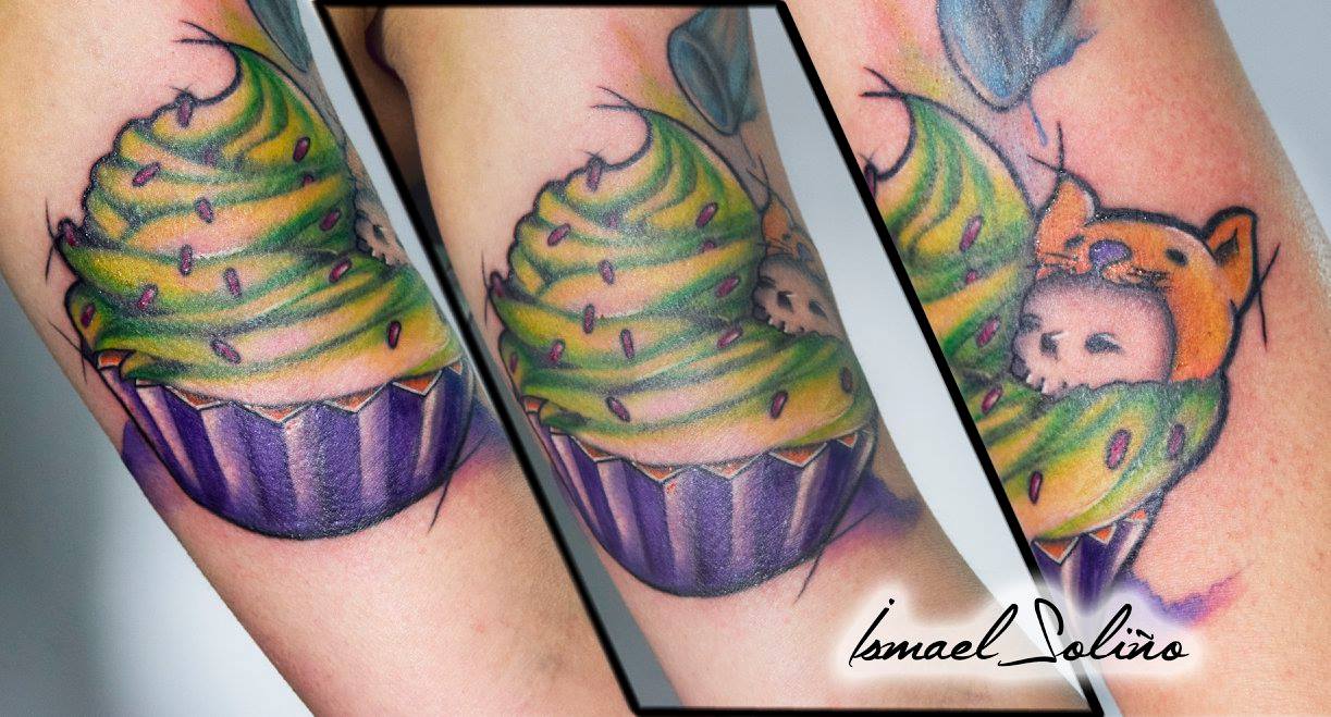 Tatuaje de un cupcake con una calavera
