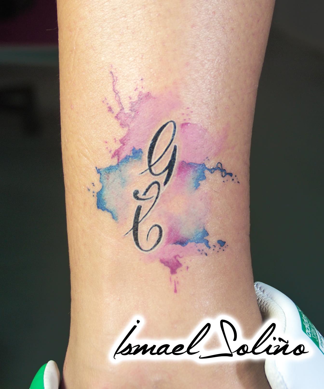 Tatuaje de 2 iniciales con manchas de pintura