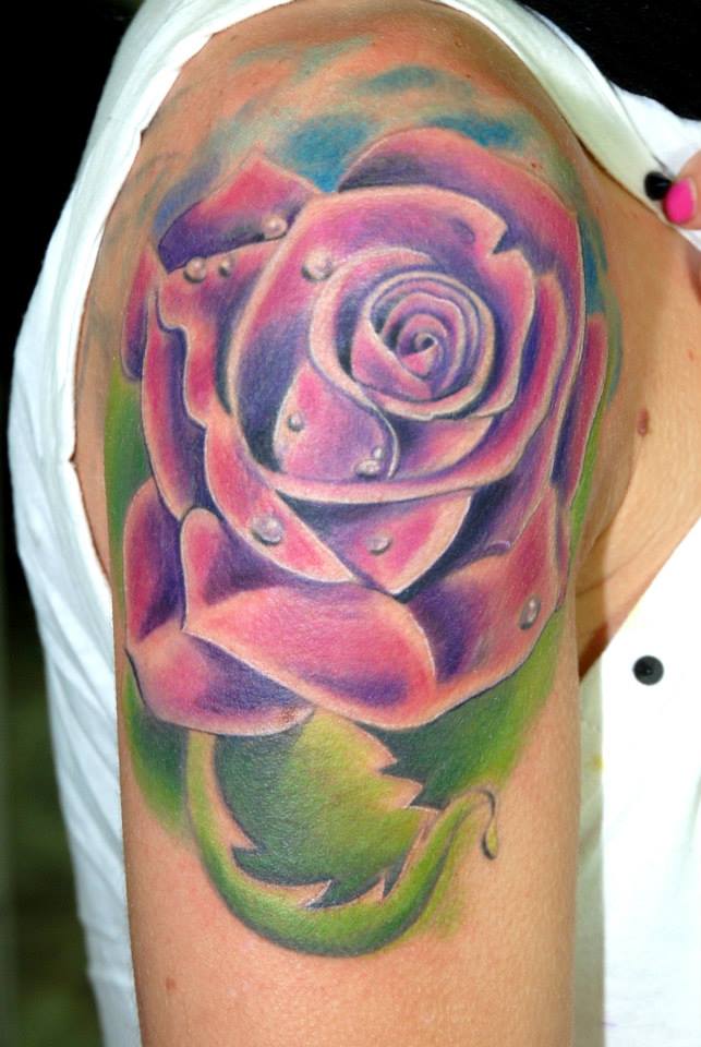 Tatuaje de una rosa mojada de rocío