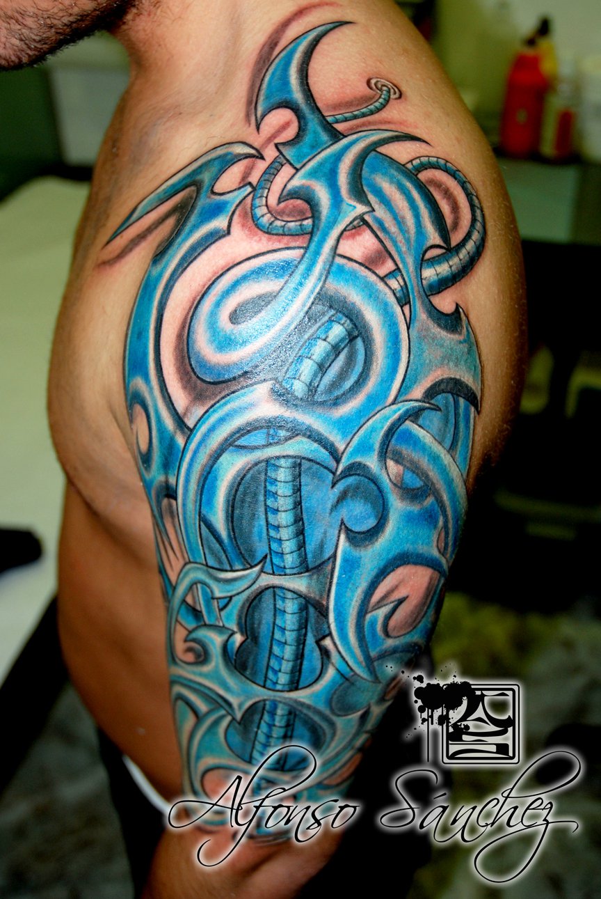 Tatuaje de un tribal  metálico 