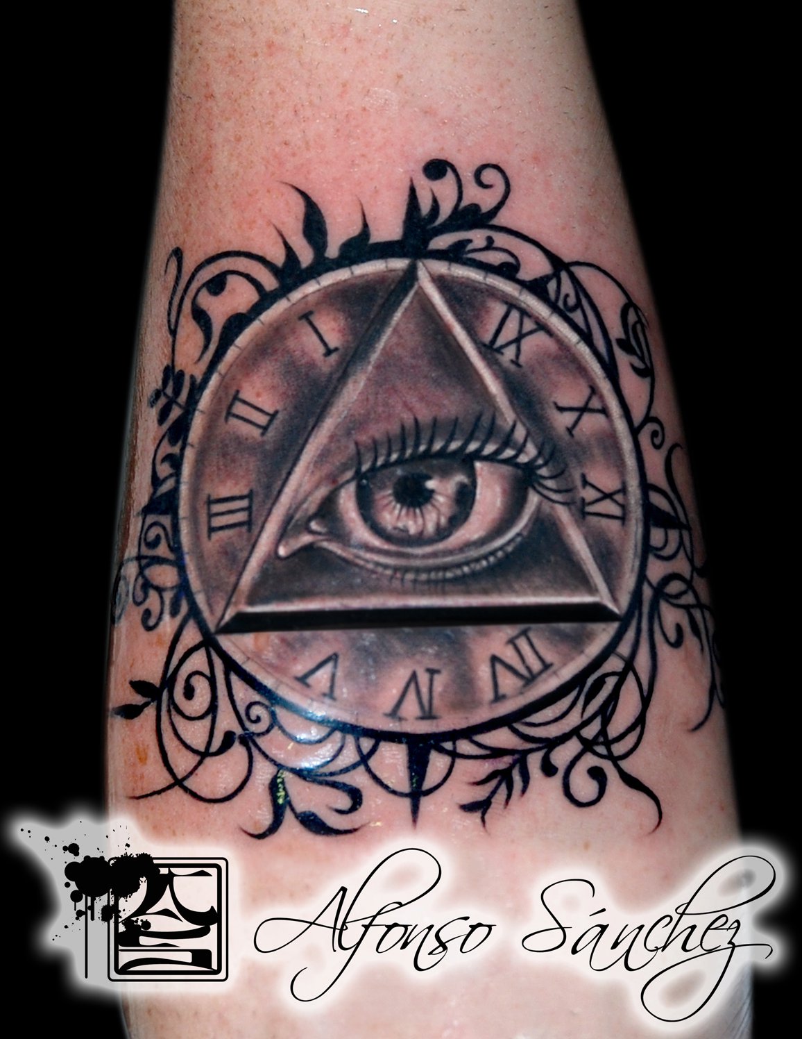 Tatuaje de un reloj y un triángulo con un ojo dentro
