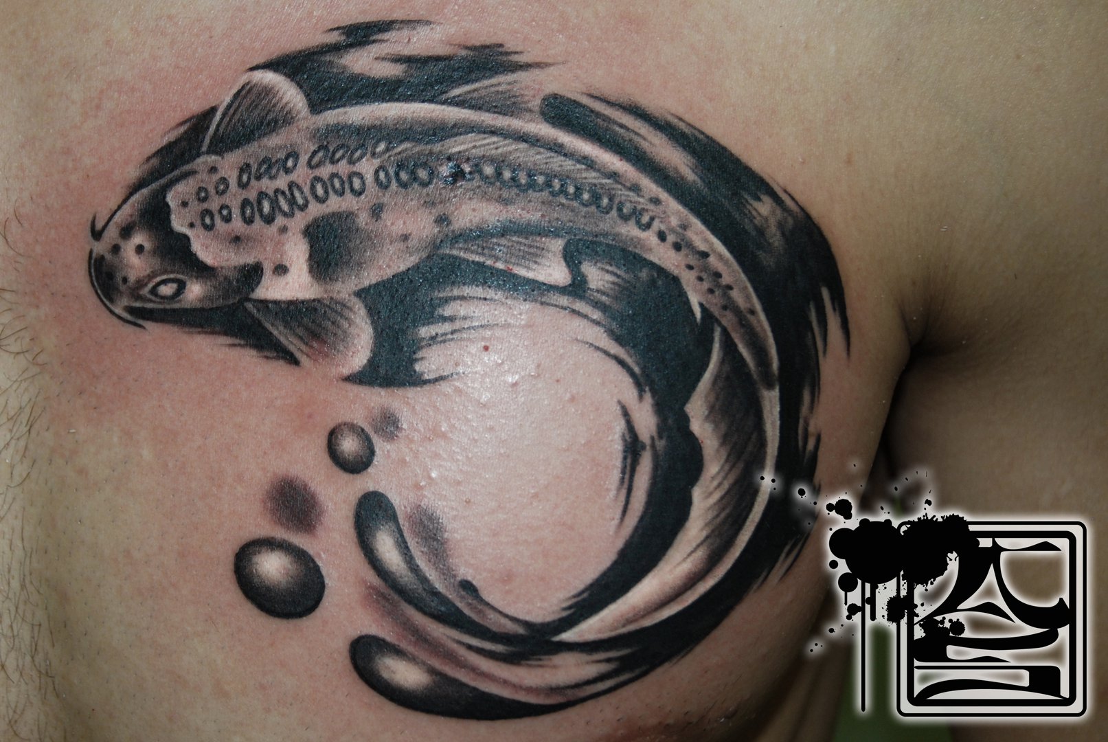 Tatuaje de un pez en el pecho de un hombre