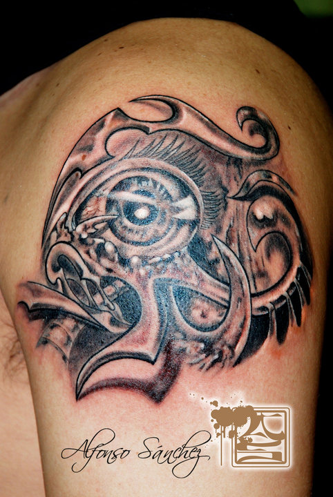 Tatuaje de un ojo rodeado de tribales