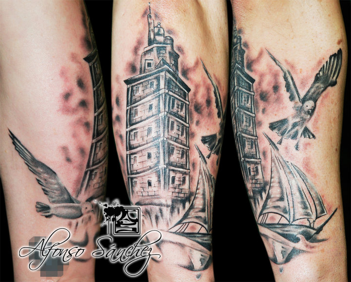Tatuaje de la torre de Hércules junto a un barco