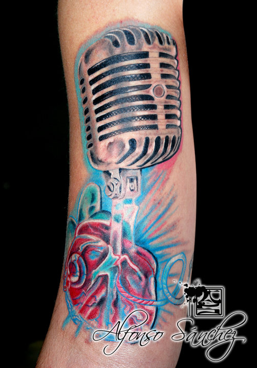 Tatuaje de un micrófono saliendo de un corazón