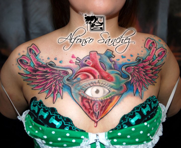 Tatuaje de un corazón alado con un gran ojo