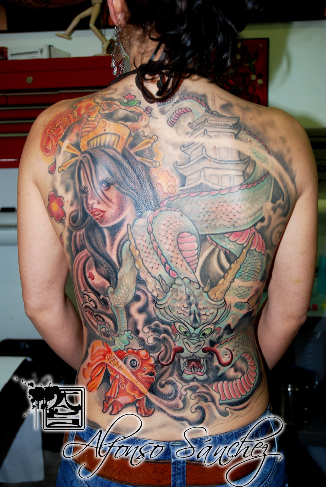 Tatuaje de un dragón, una geisha y un edificio japonés en la espalda entera