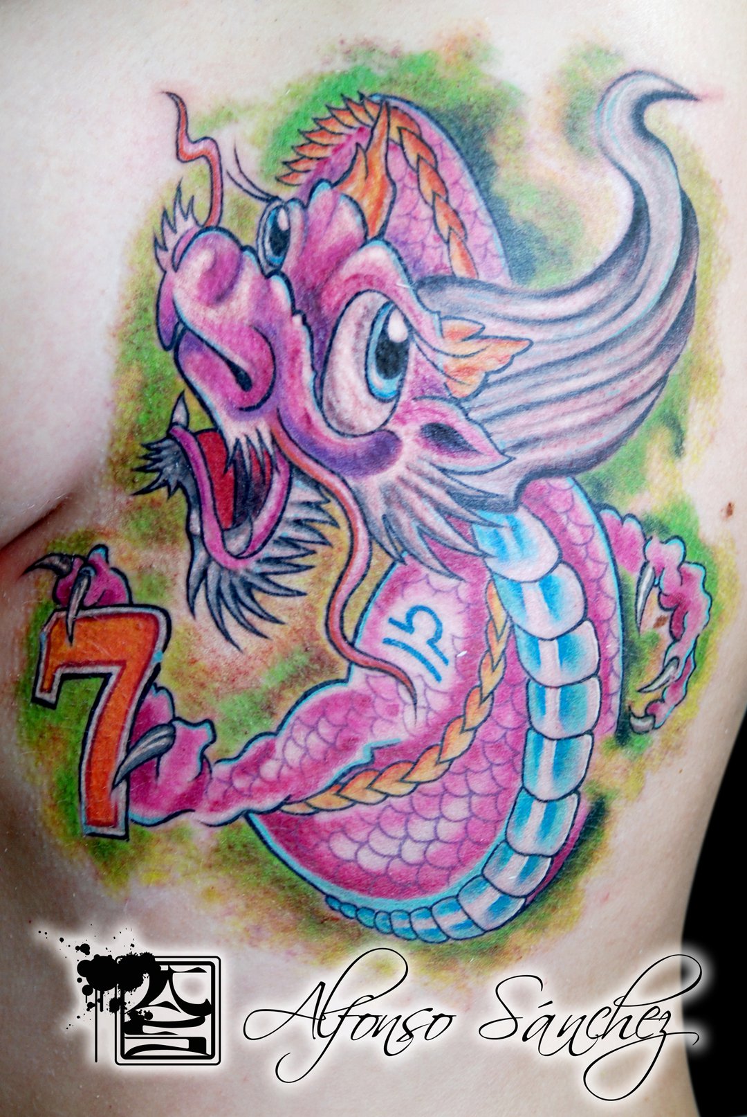 Tatuaje de un dragón new school aguantando el número 7