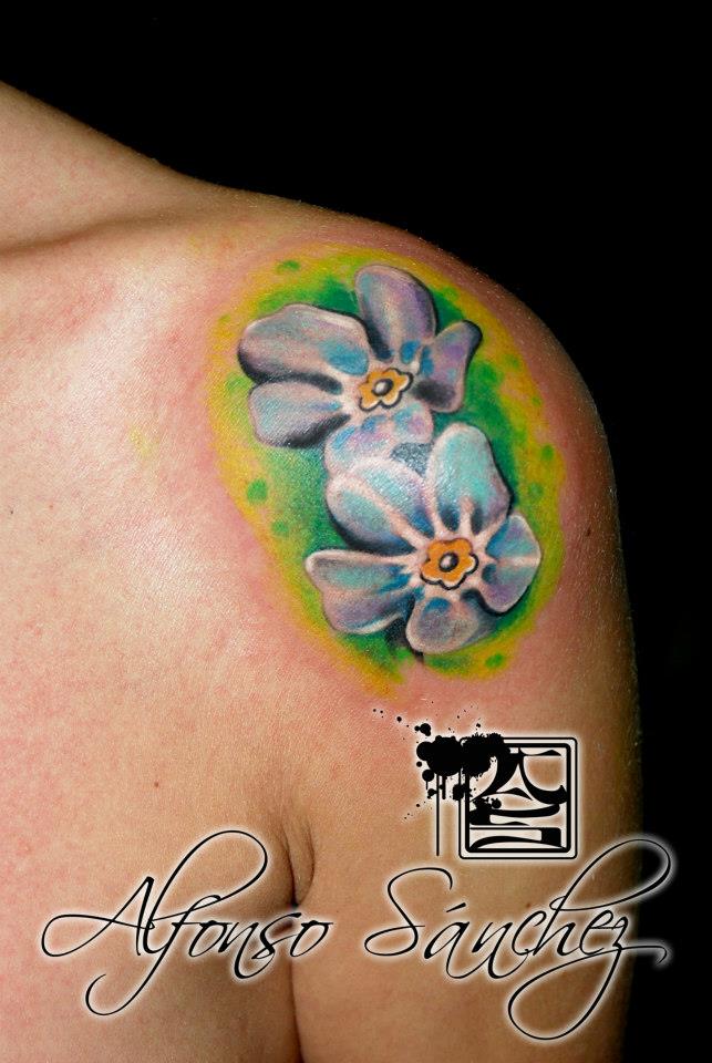 Tatuaje de un par de flores en el hombro