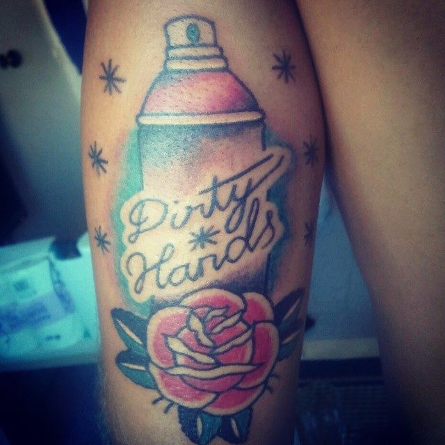 Tatuaje de un spray con algunas estrellas y una rosa