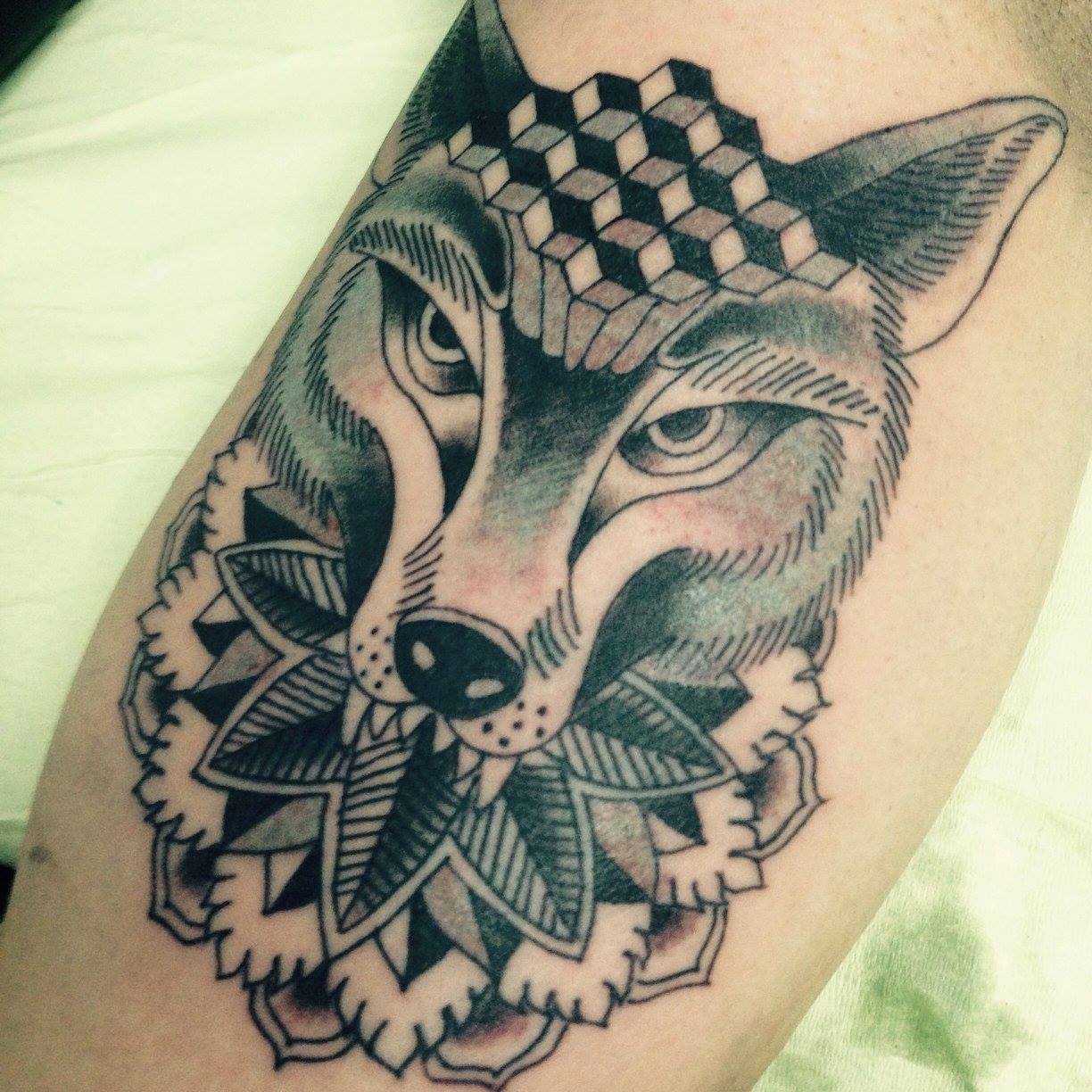 Tatuaje de un lobo con zonas geométricas
