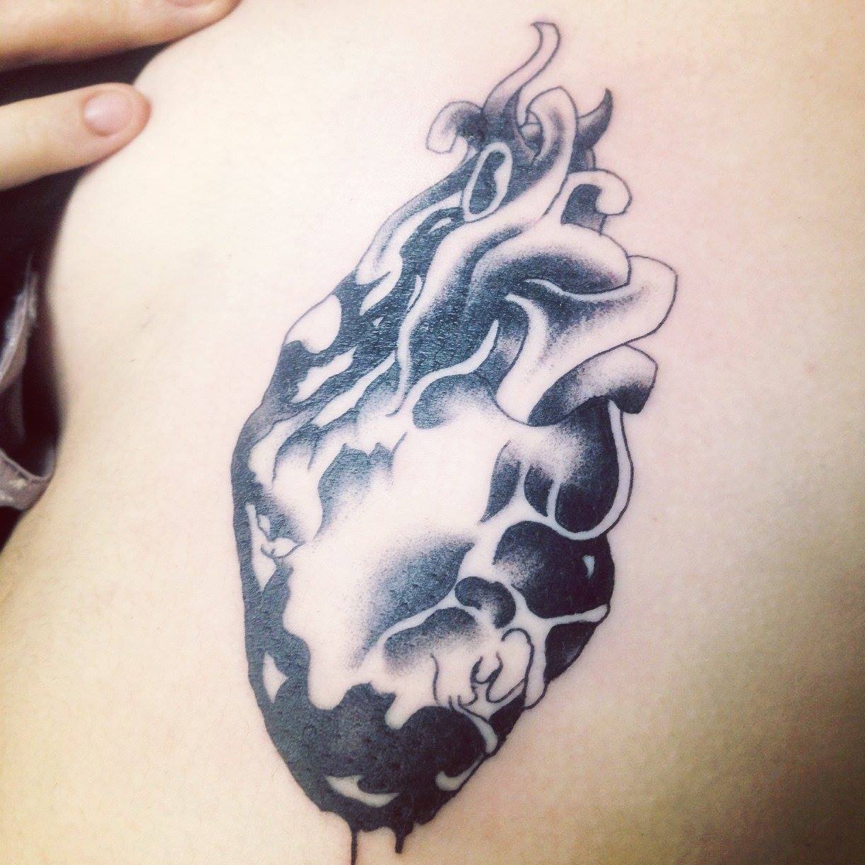 Tatuaje de un corazón en blanco y negro
