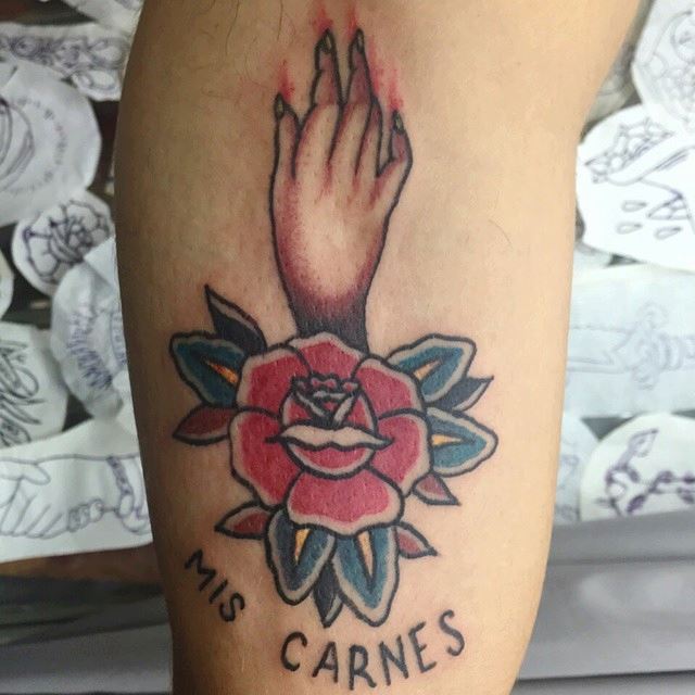 Tatuaje de una flor y una mano con una frase