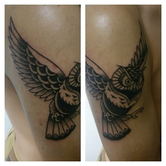 Tatuaje en blanco y negro de un búho volando