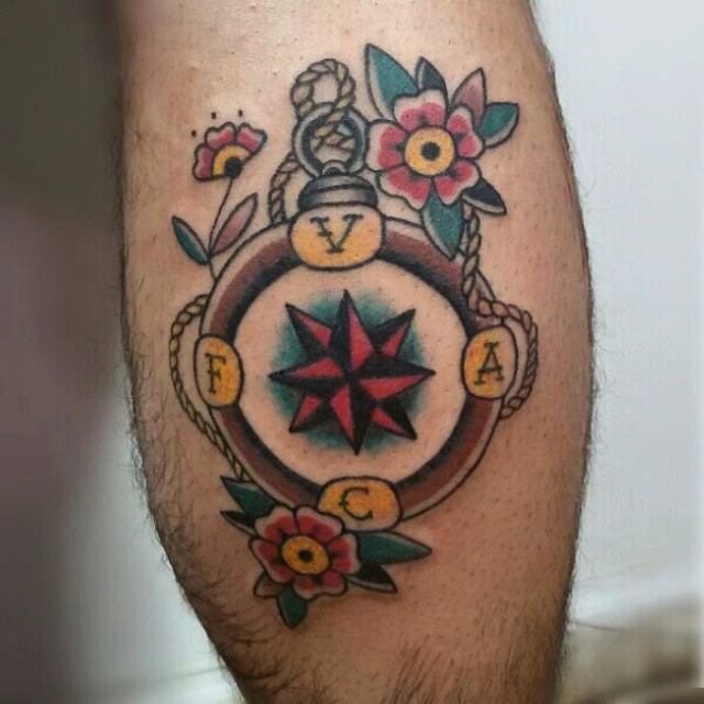 Tatuaje de una brújula con la rosa de los vientos dentro