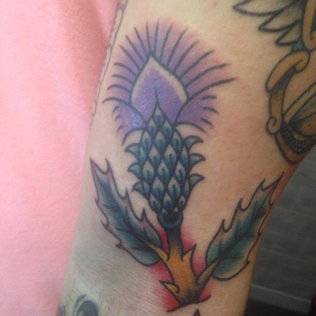 Tatuaje de una planta a color