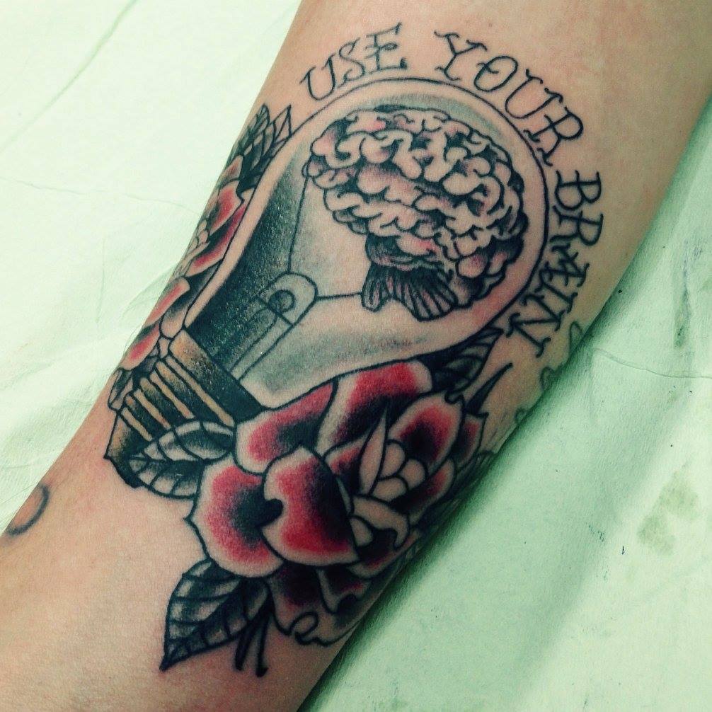 Tatuaje de una bombilla con cerebro dentro