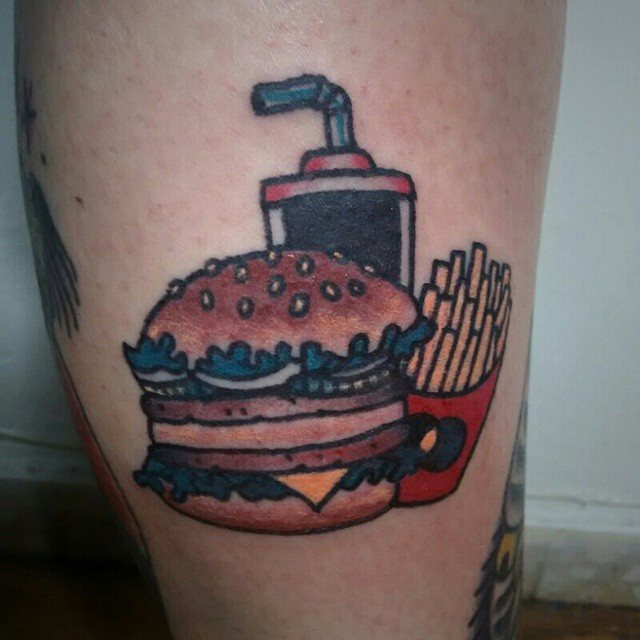 Tatuaje de una hamburguesa con patatas y la bebida