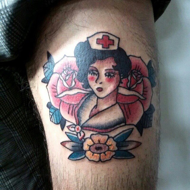 Tatuaje de una enfermera old school a color
