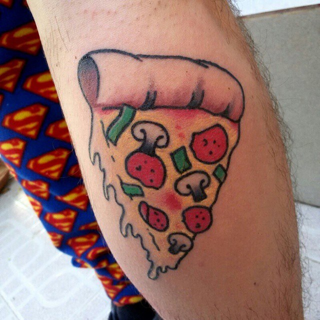 Tatuaje de un trozo de pizza de peperoni con champiñones
