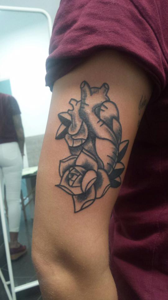 Tatuaje old school de un corazón y una rosa