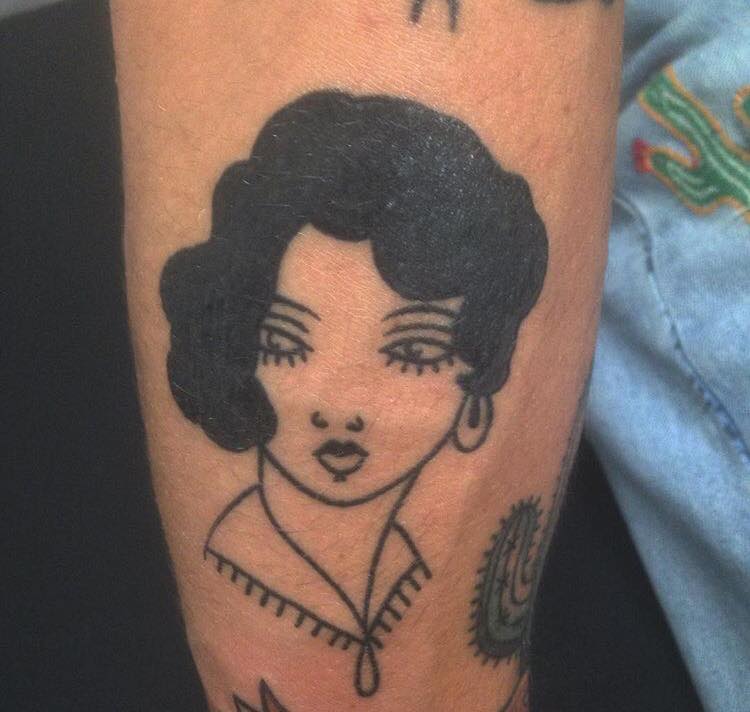 Tatuaje old school blanco y negro de una chica