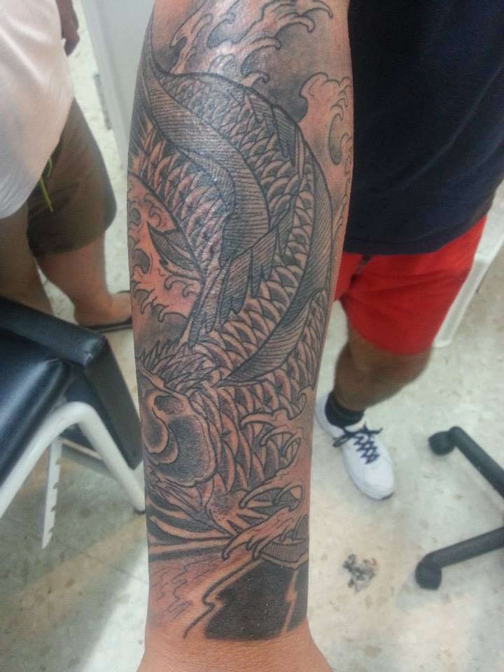 Tattoo de un dragón japonés blanco y negro en el antebrazo