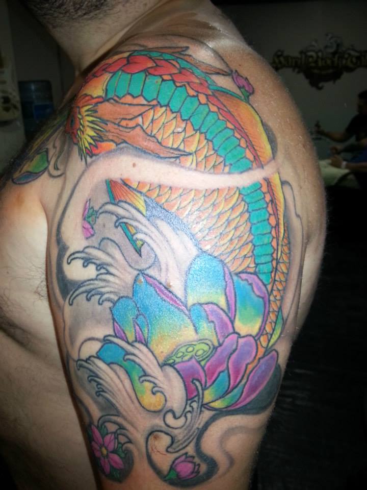 Tatuaje de un loto y un dragón saliendo del agua