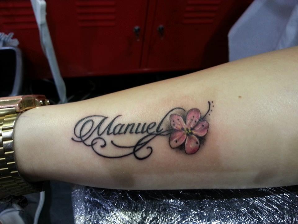 Tatuaje del nombre Manuel, con una flor