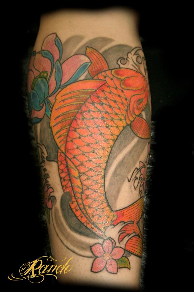 Tatuaje de una carpa japonesa en el agua