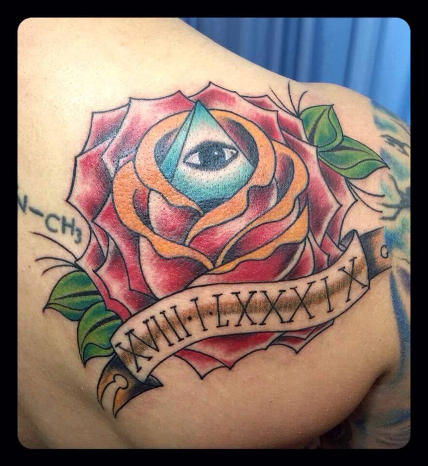 Tattoo de una pirámide con un ojo, dentro de una rosa