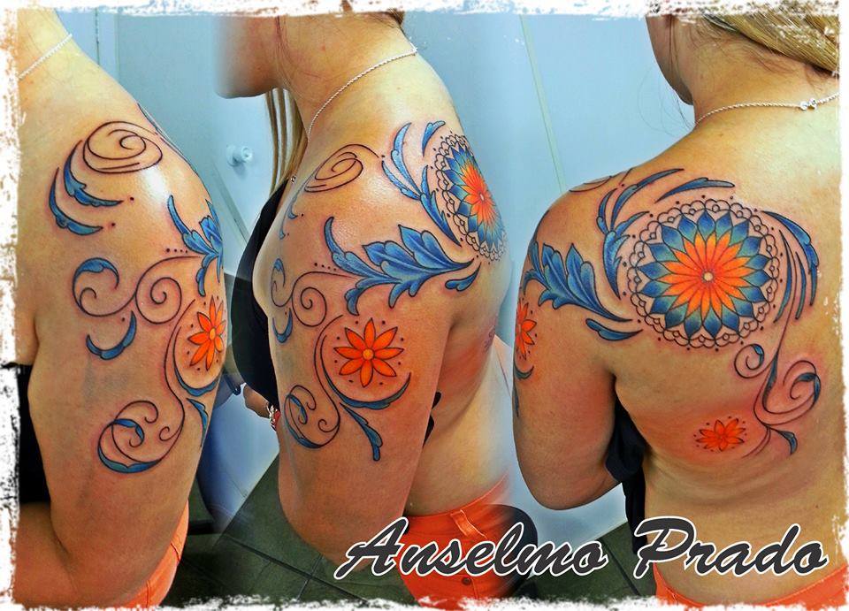Tattoo de flores y mandalas en brazo y espalda de una mujer