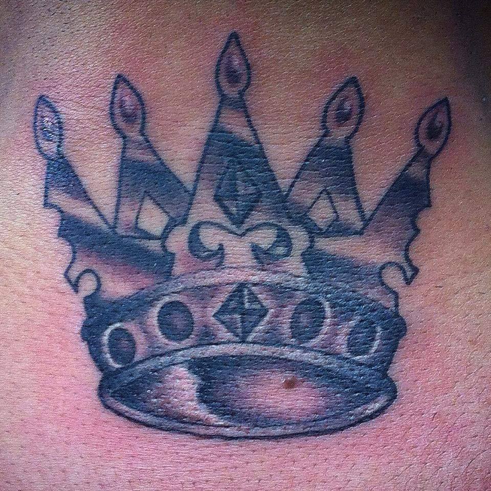 Tattoo de una corona metálica en blanco y negro