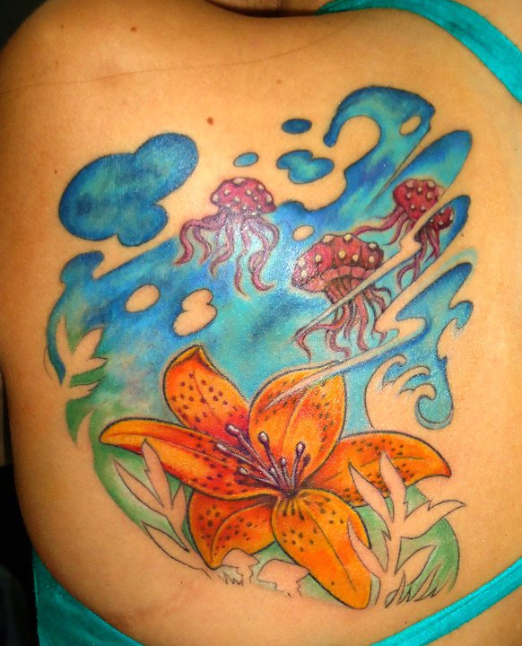 Tattoo de medusas y una gran flor