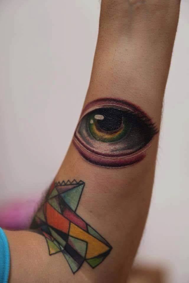Tattoo a color de un ojo en el antebrazo
