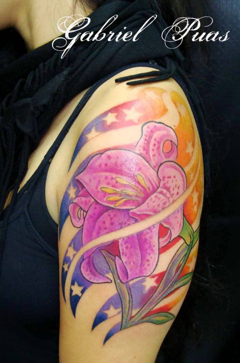 Tattoo de una flor con estrellas detrás