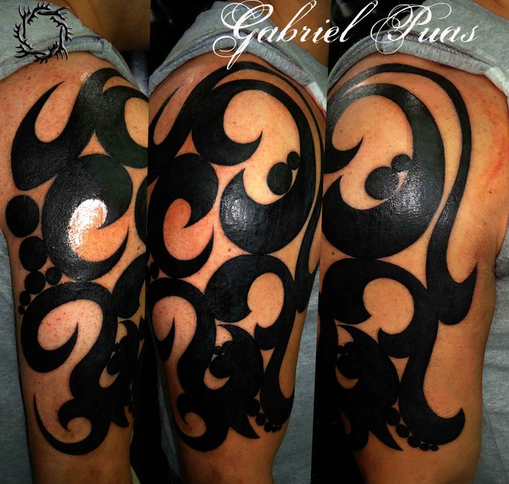 Tattoo de un tribal en el brazo