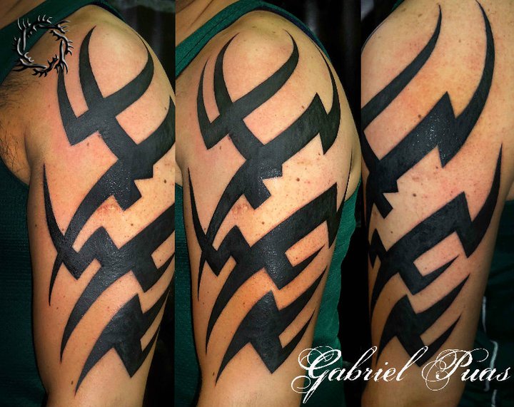 Tattoo de un tribal de grandes líneas en el brazo