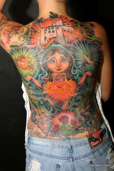 Tattoo cristiano en la espalda de una mujer