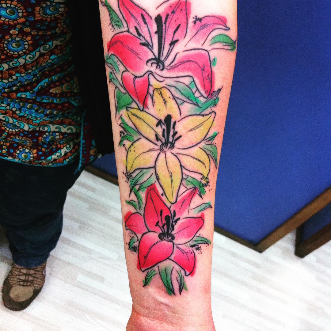 Tattoo de 3 flores en el antebrazo