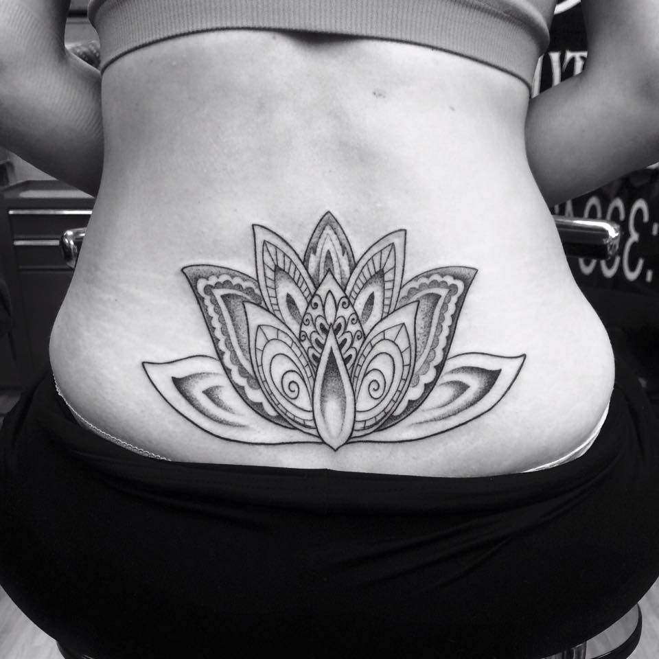 Tattoo de una flor de loto hindú