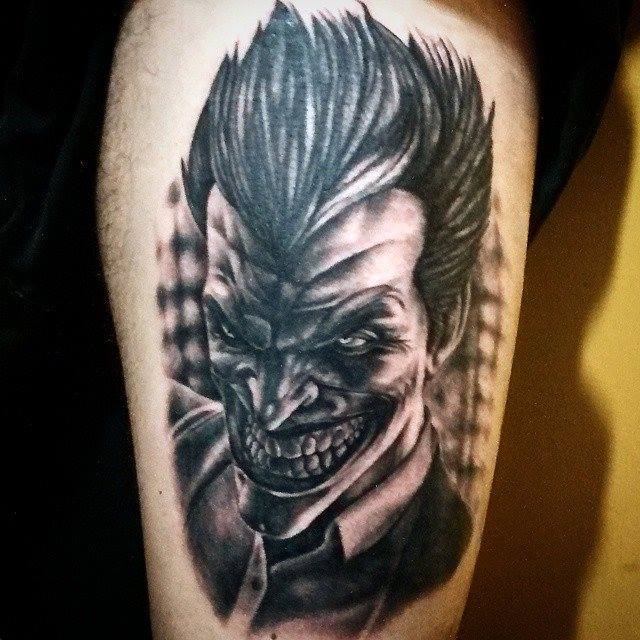 Tattoo de la cara de joker, en blanco y negro